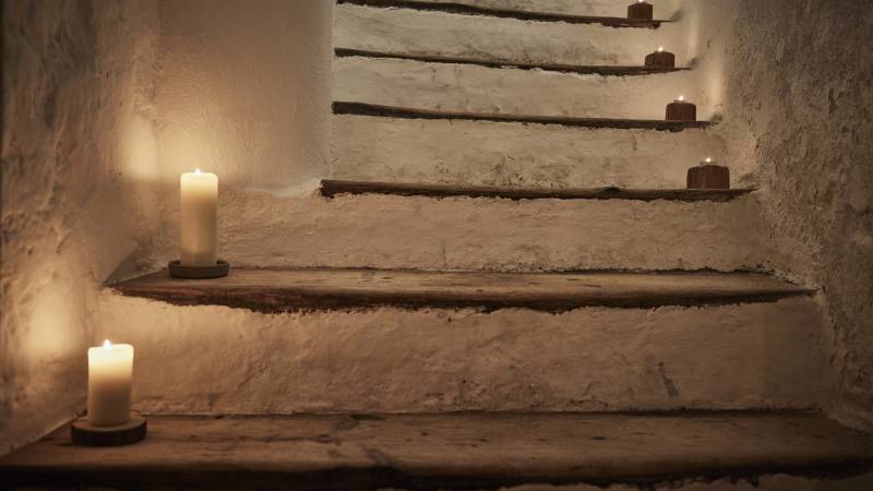 Kellertreppen mit im Kerzenlicht