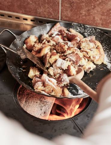 Tiroler Kaiserschmarren auf offenem Feuer - Der Brandstetterhof