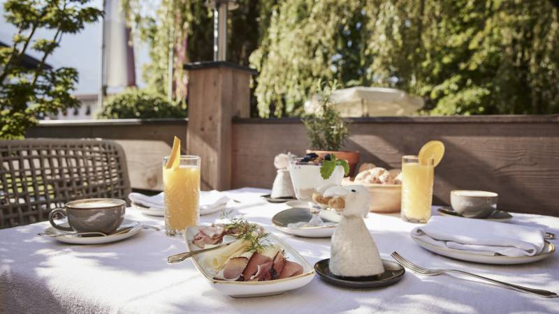 Terrasse au bord du ruisseau: Petit-déjeuner et dîner à l'extérieur - Der Brandstetterhof